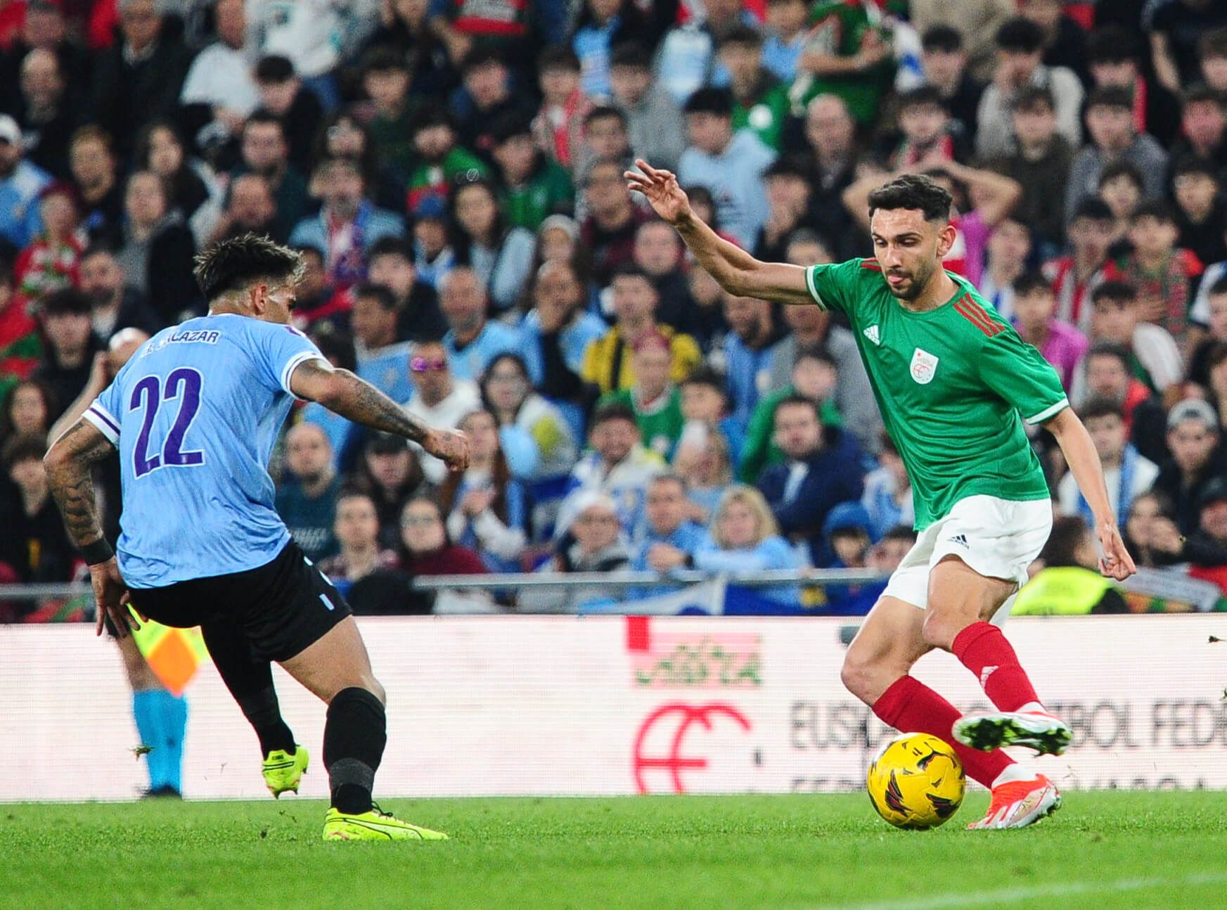 Lance del Euskal Selekzioa - Uruguay disputado en San Mamés.