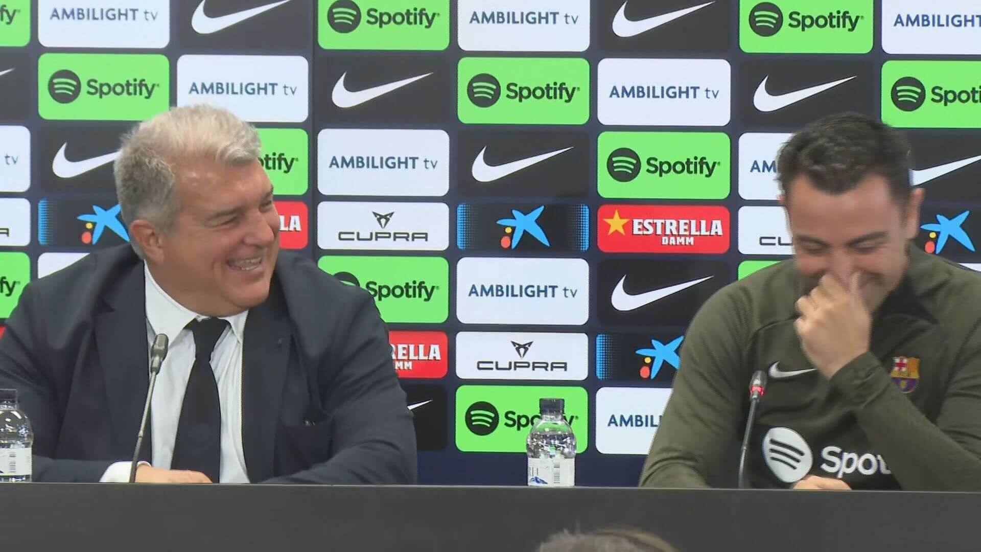  Laporta no puede parar de reír en la comparecencia para anunciar la continuidad de Xavi