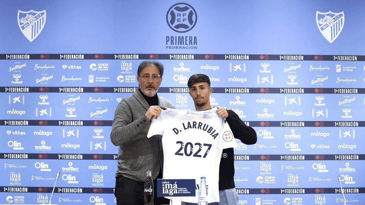  Larrubia, junto a Loren Juarros tras cerrar su renovación en el Málaga. (MCF)