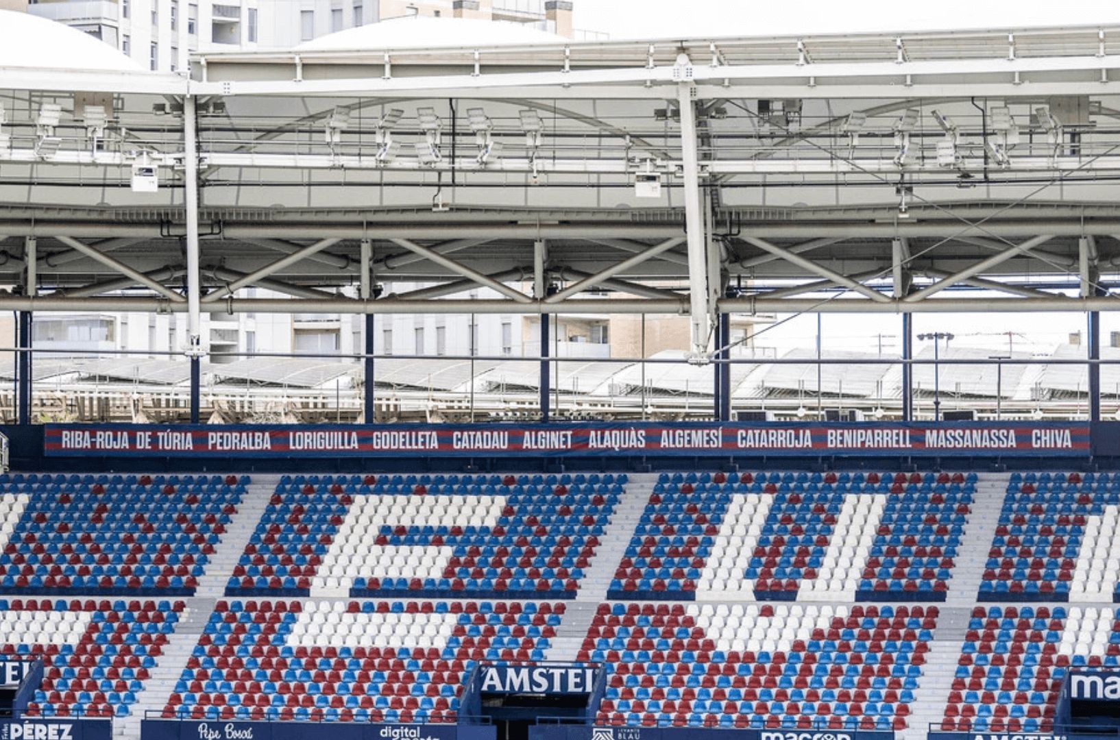  Las gradas del Ciutat se visten con los nombres de los municipios afectados por la DANA