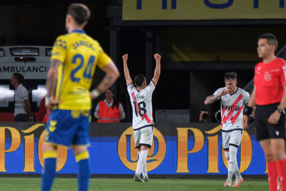 Álvaro García celebra su gol en el Las Palmas-Rayo Vallecano.