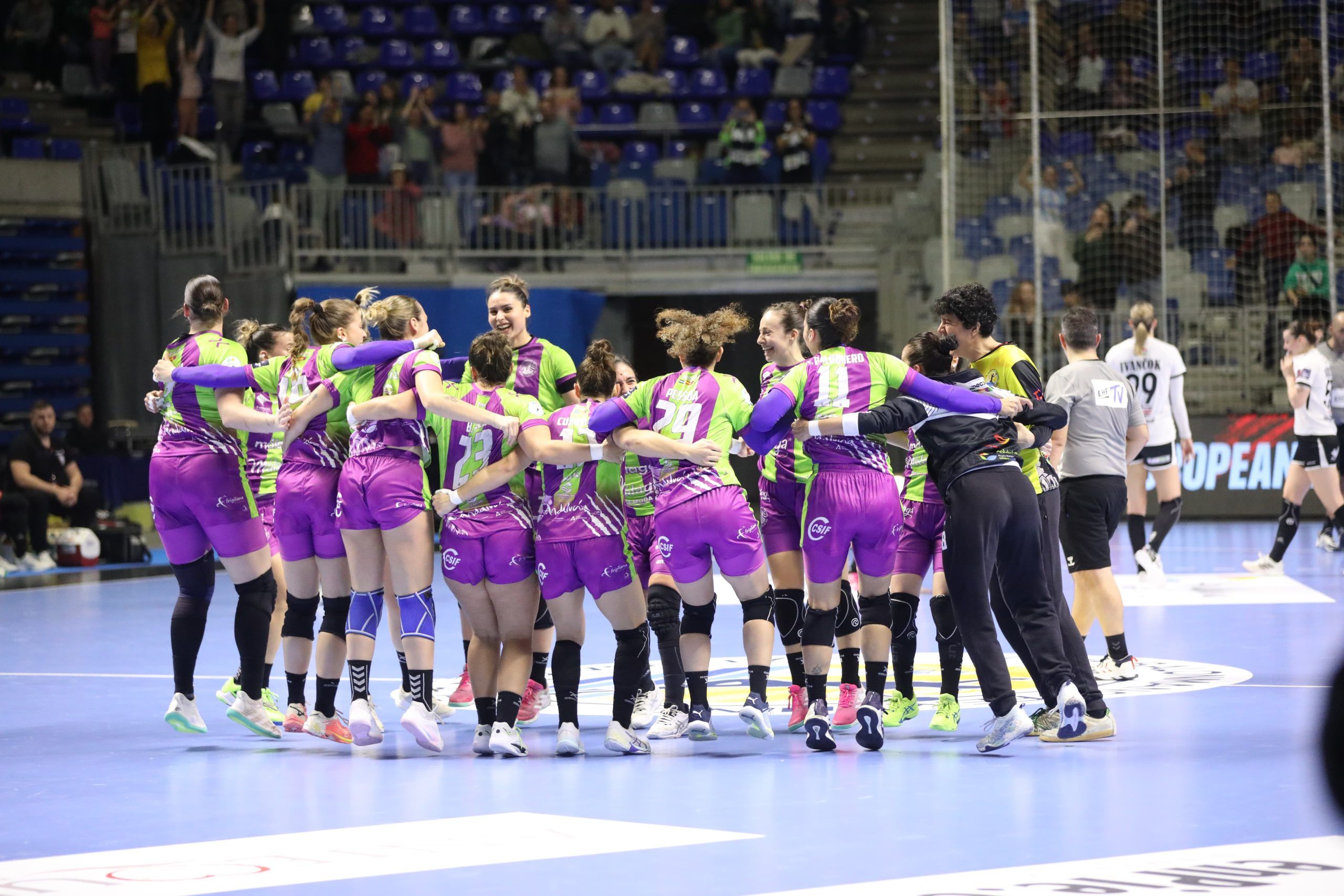  Las panteras malagueñas del Costa del Sol celebran el triunfo en Liga Europea EHF. (BM Costa)