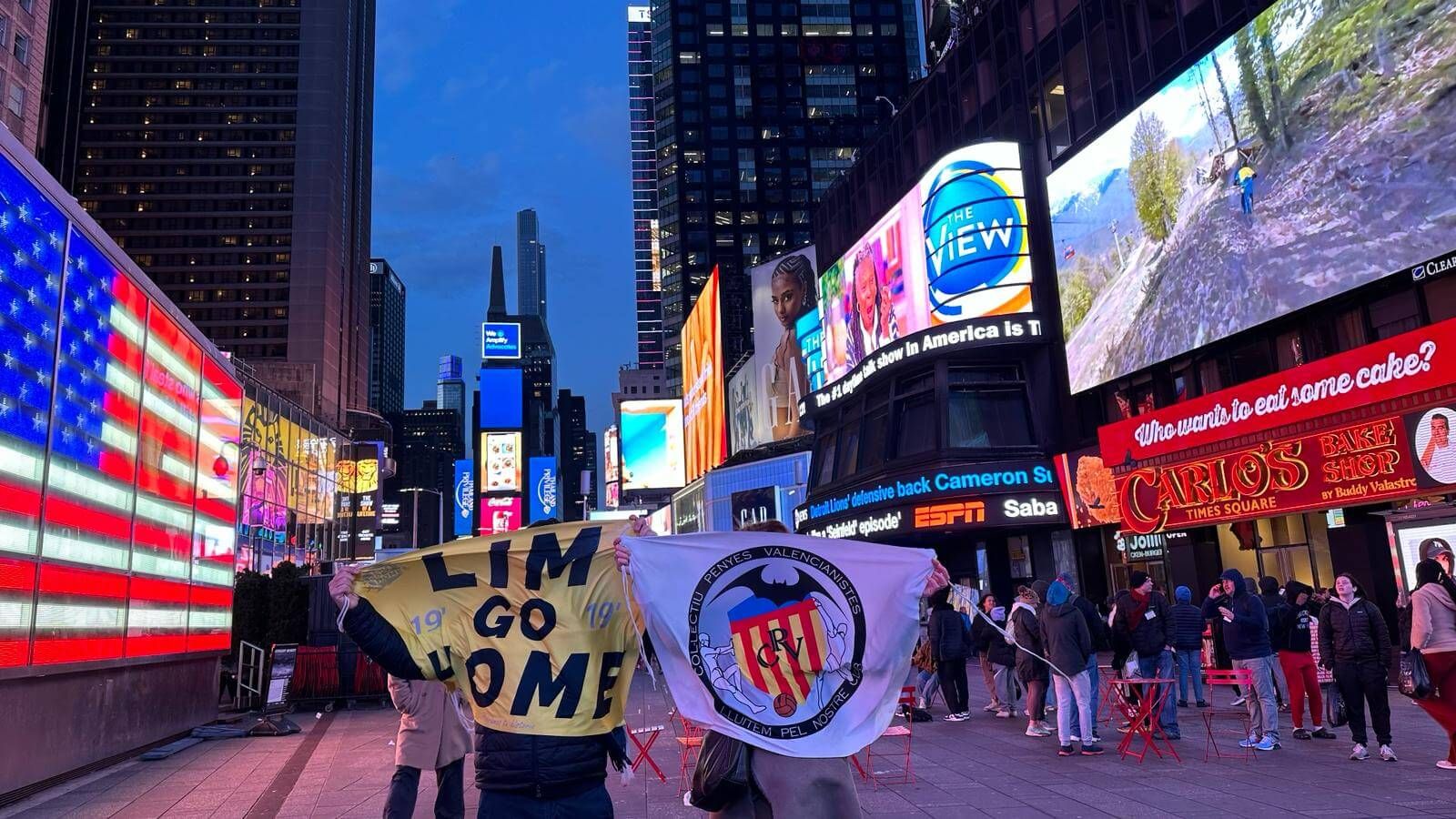  Las protestas contra Peter Lim llegan hasta Times Square.