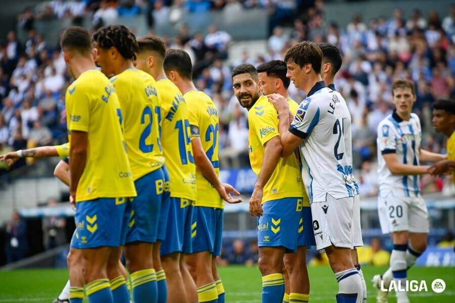  Le Normand, en el lanzamiento de una falta a favor de la Real Sociedad.