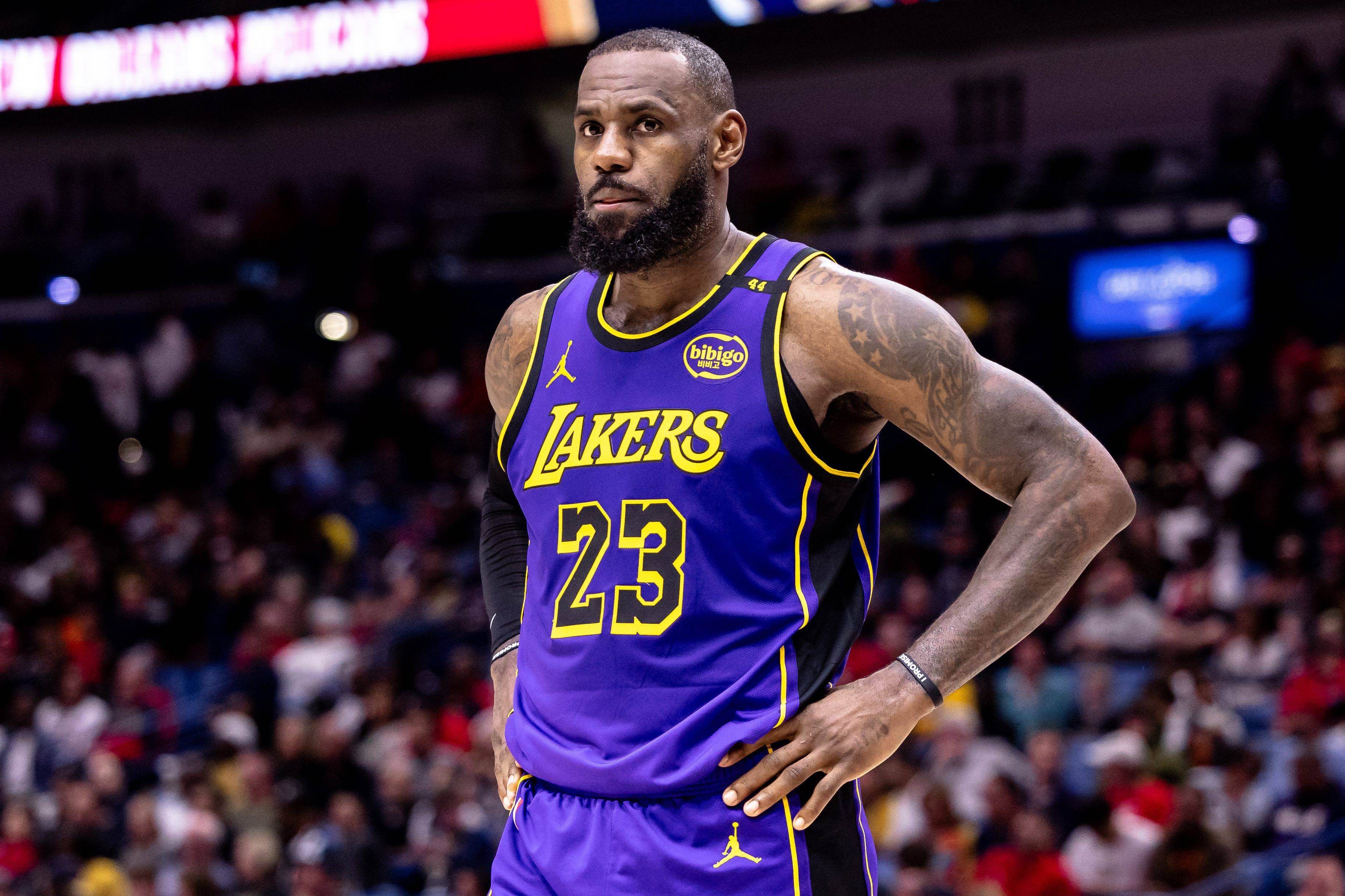  LeBron James, con los brazos en jarra durante un partido de los Lakers.