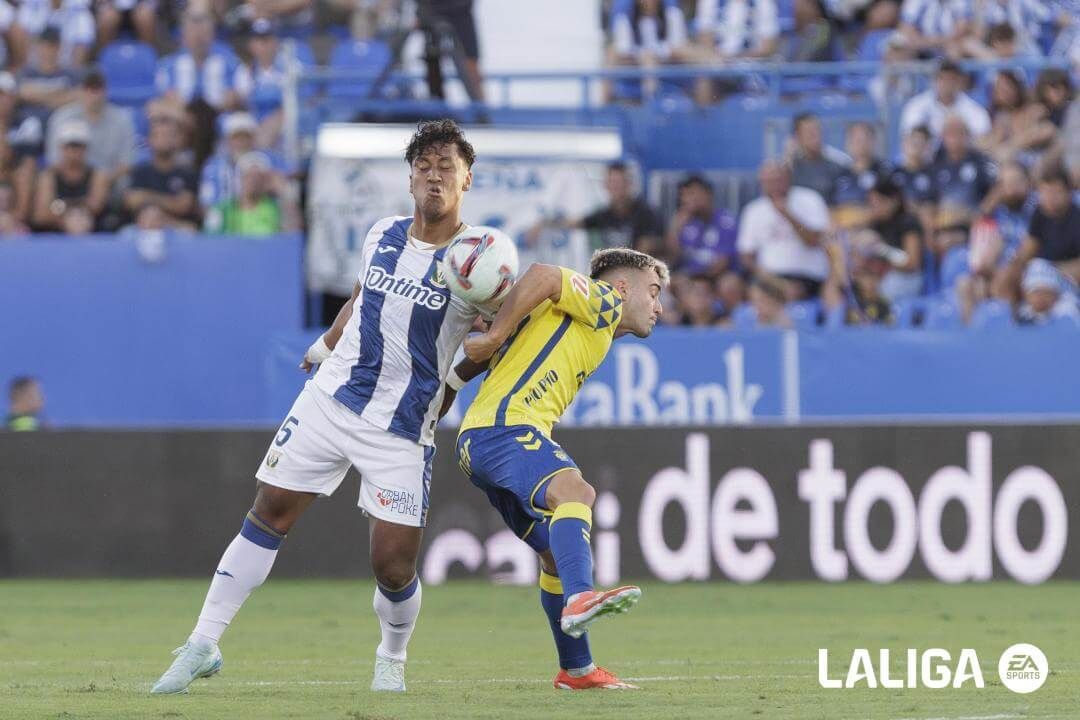  Renato Tapia y Alberto Moleiro pelean un balón en el Leganés-Las Palmas.