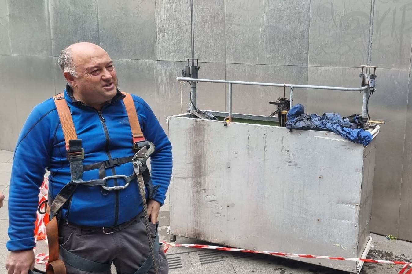  Pablo Legorburu, con su arnés, posa junto a su góndola en las torres Isozaki de Bilbao.