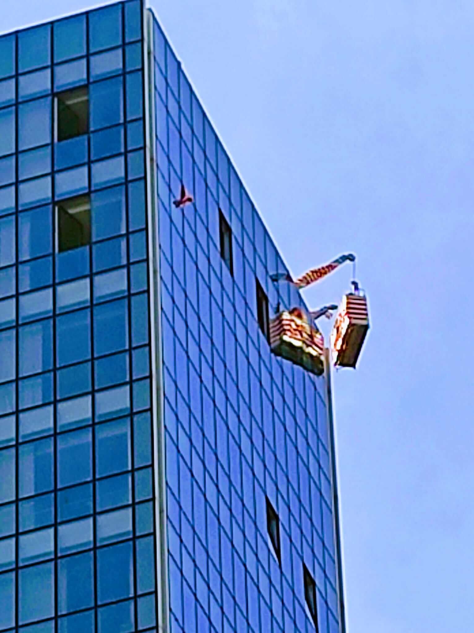  Pablo Legorburu, colgado en su góndola, esperando la Gabarra Athletic en las torres de Isozaki.