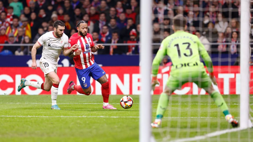  Lekue en una acción con Depay en el Atlético - Athletic de Copa del Rey