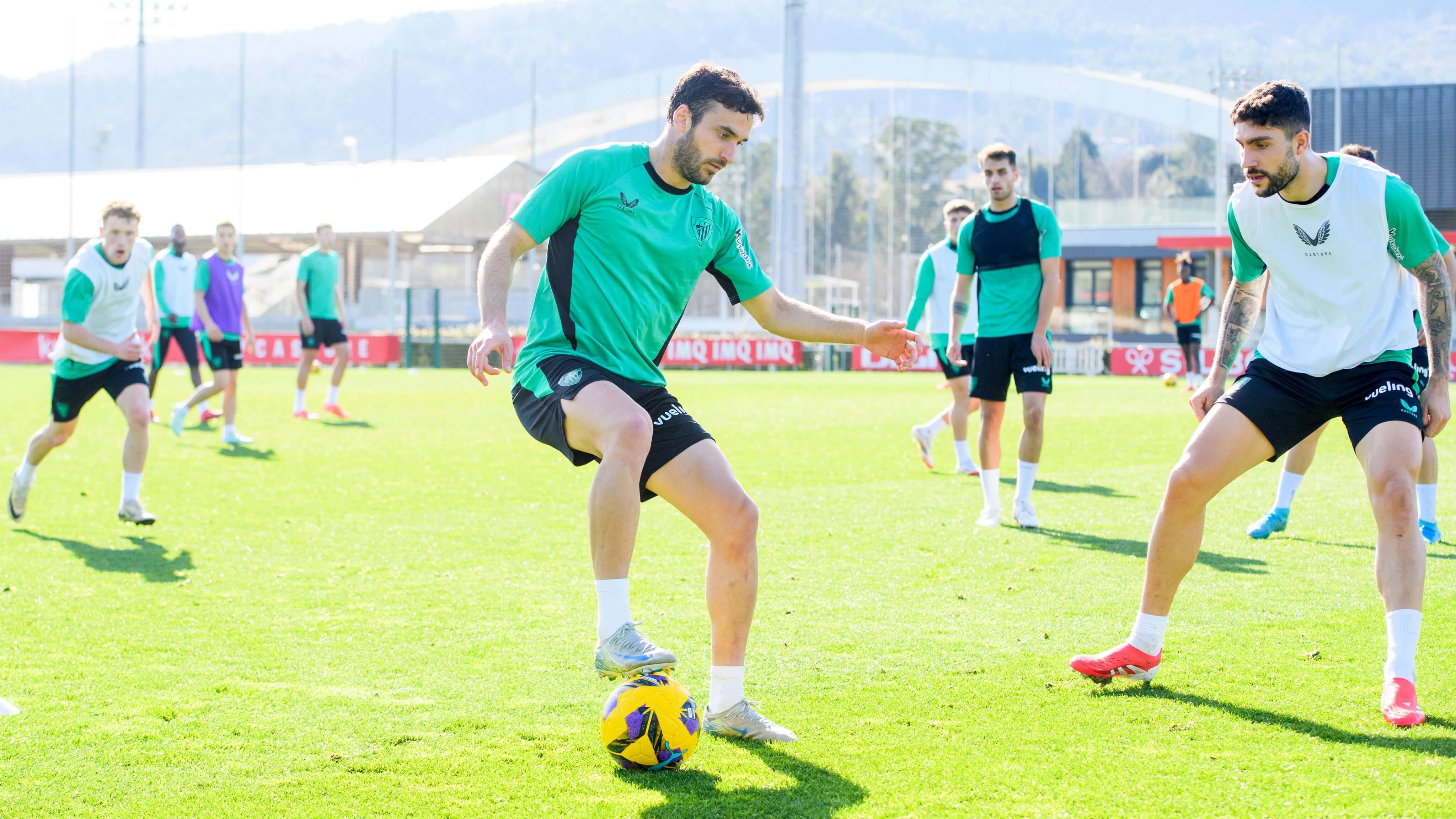 Iñigo Lekue y el equipo entrenando en Lezama.