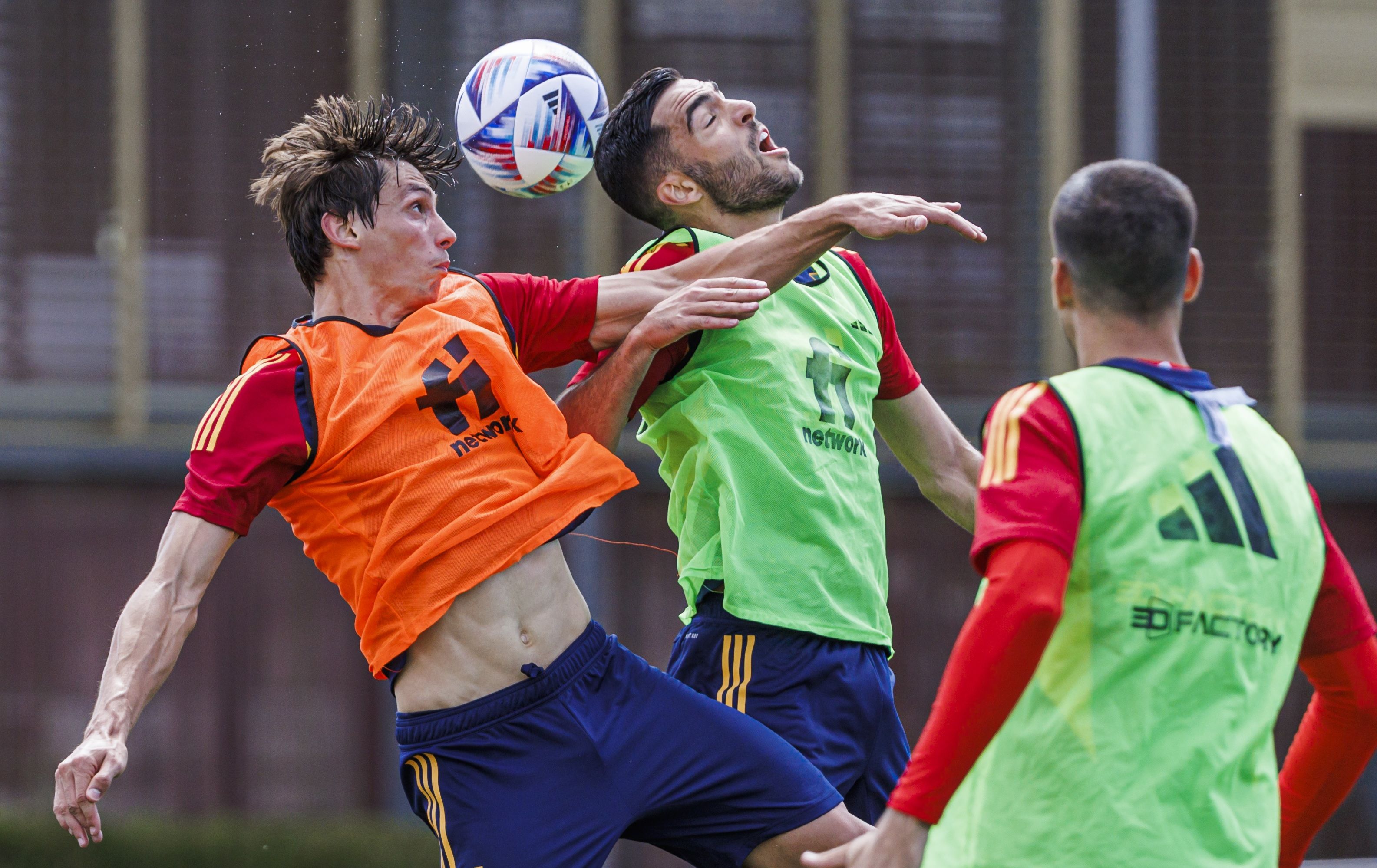 Disputa entre Le Normand y Merino en un entrenamiento de la Selección española en Las Rozas.