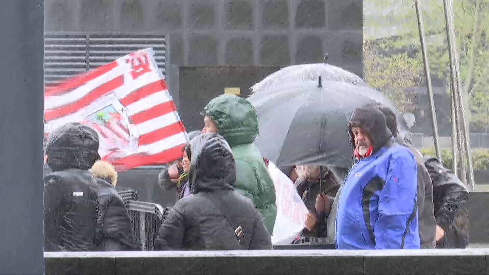  La afición del Athletic Club recibiendo al equipo mientras granizaba