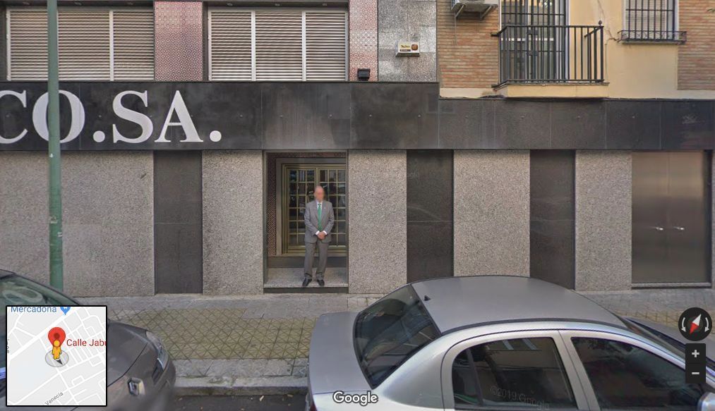 Manuel Ruiz de Lopera, en la puerta de su casa.