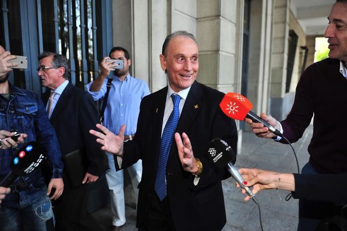 Manuel Ruiz de Lopera a la salida de los Juzgados.