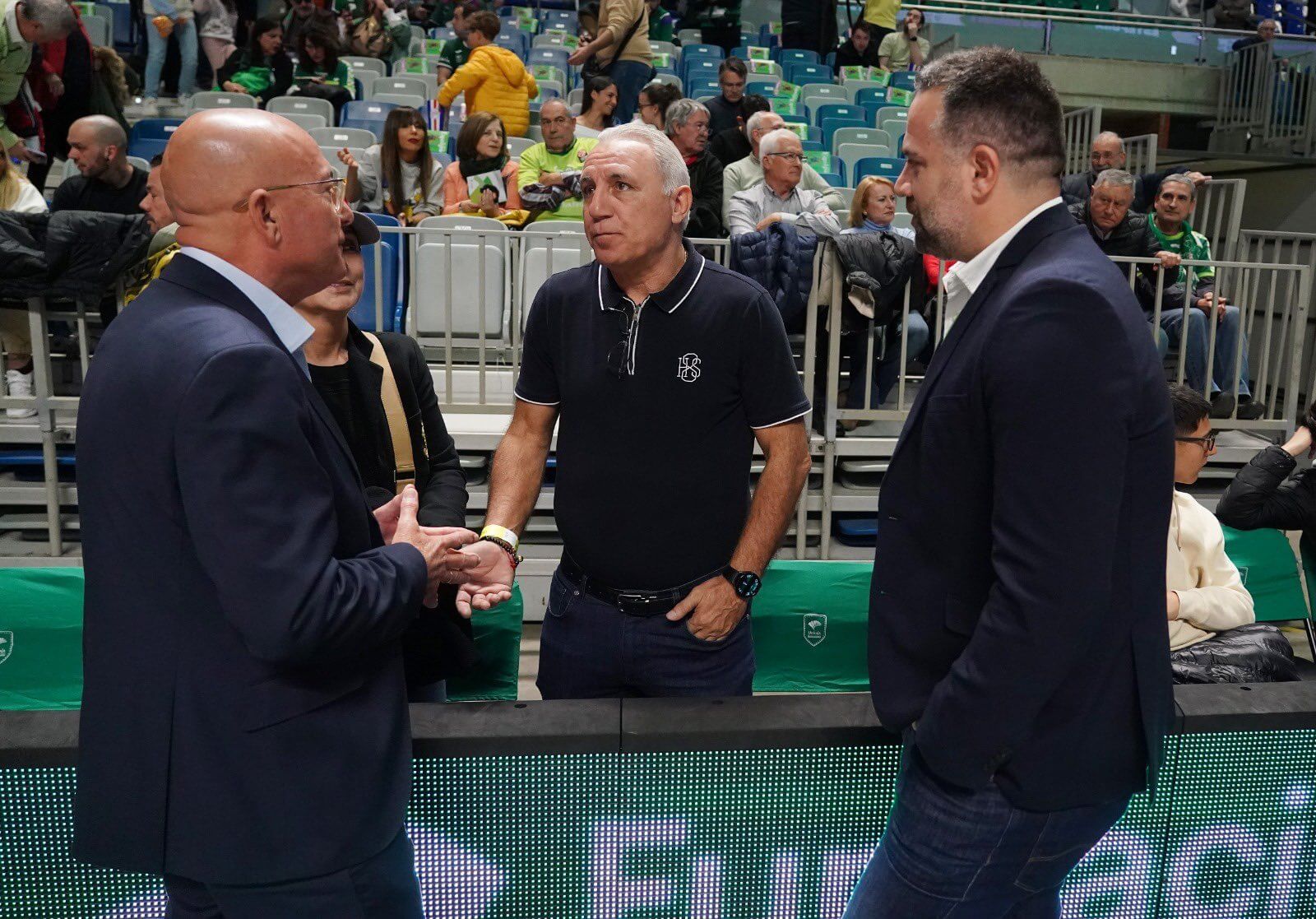 López Nieto, Stoichkov y Carlos Cabezas comparten anécdotas en el Carpena. (UNICAJA CB/PHOTOPRESS