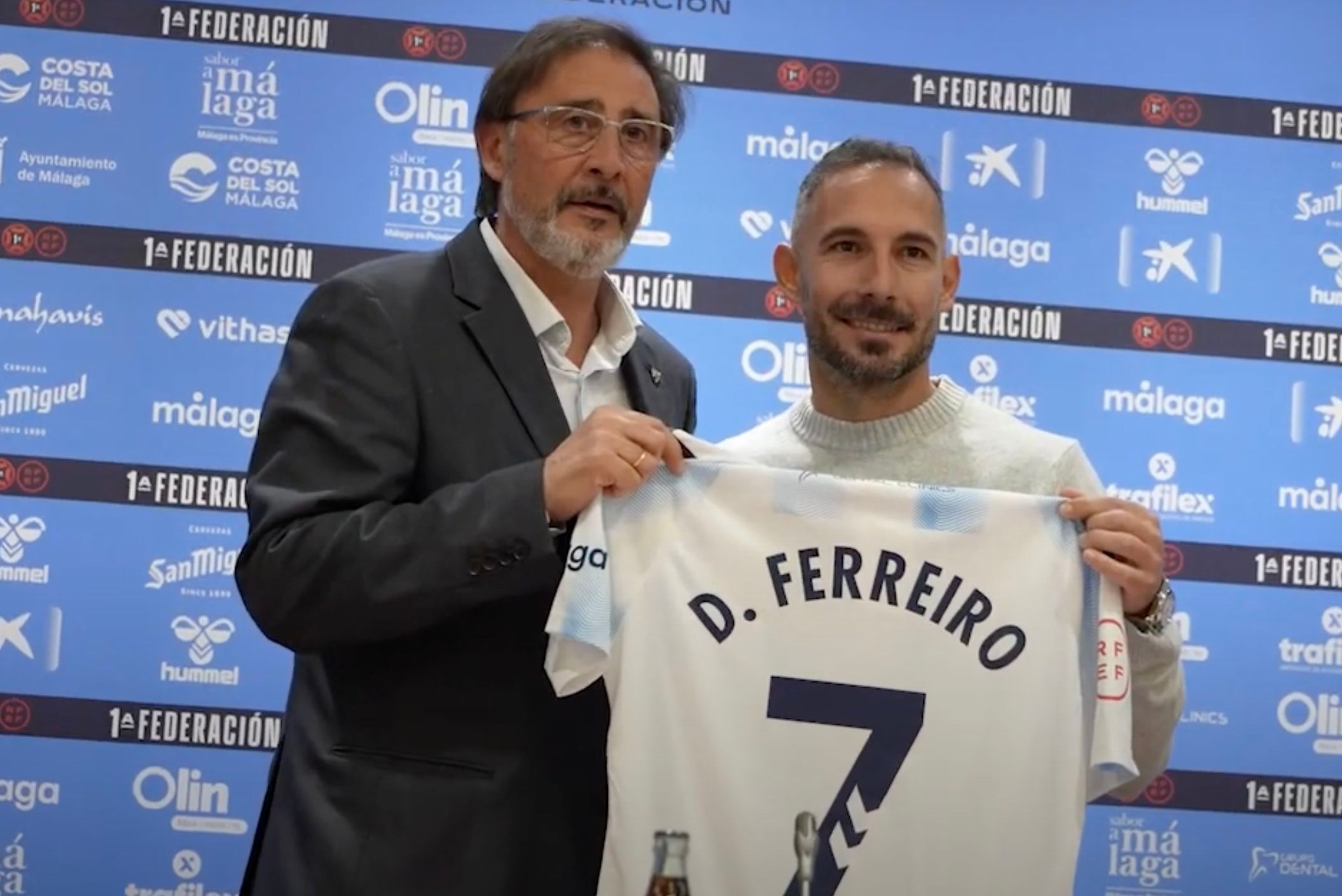  Loren Juarros posa junto a David Ferreiro en su presentación. (MCF)