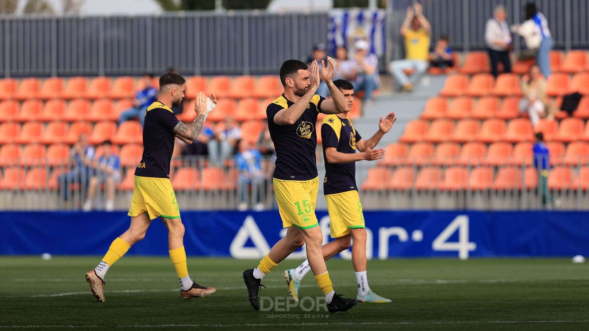  Los jugadores del Dépor saludan a la afición.