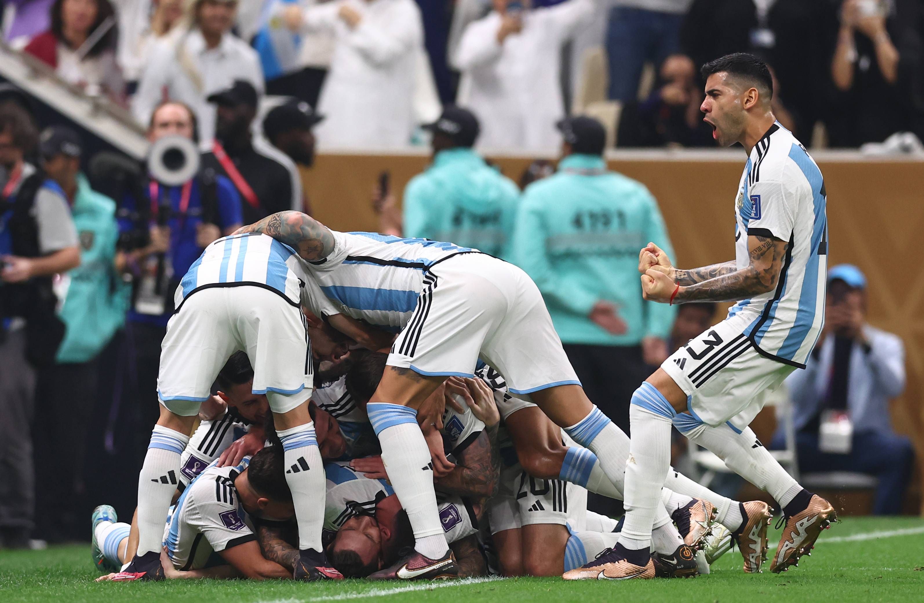  Los jugadores de Argentina celebran el gol de Messi en la final del Mundial.
