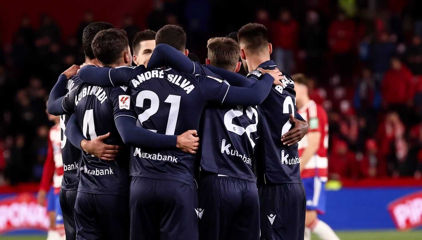  Los jugadores de la Real Sociedad hacen piña tras ganar en Granada.