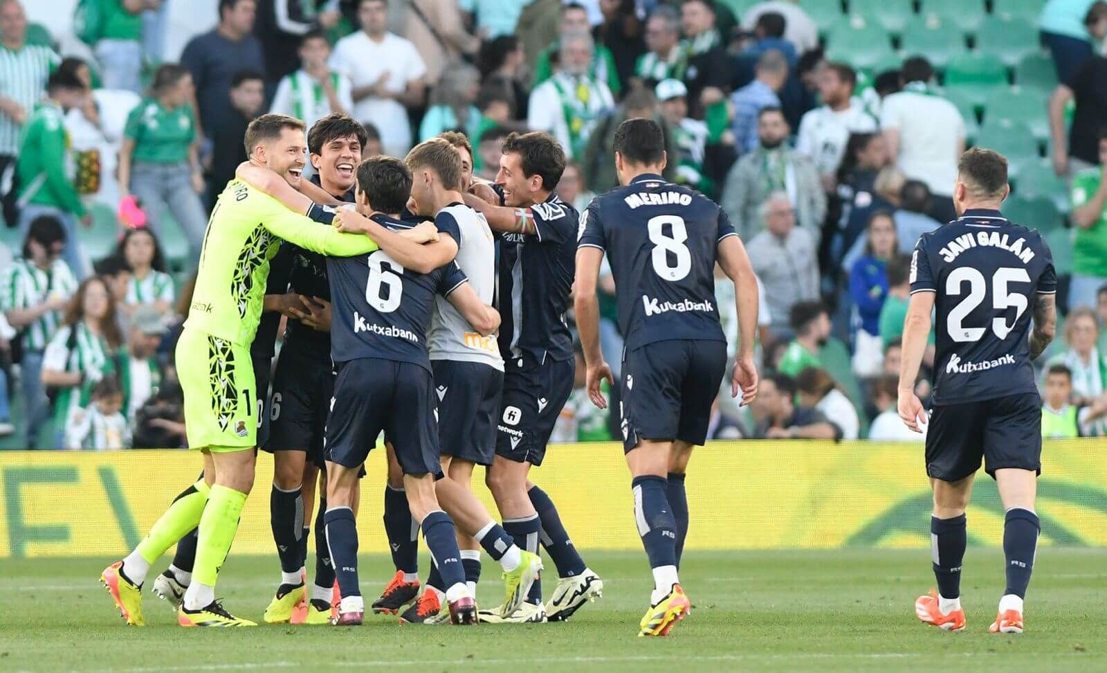  Los jugadores de la Real Sociedad celebran en el césped la clasificación para la Europa league.