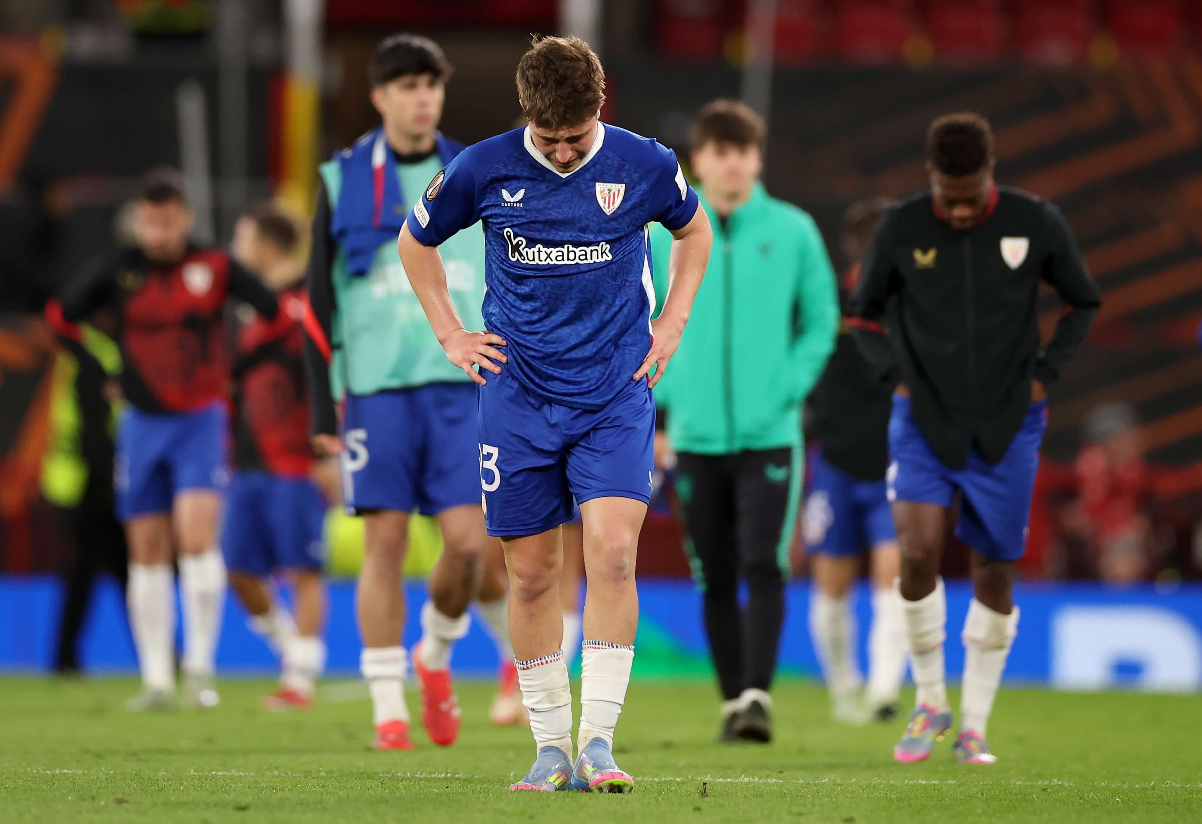 Los jugadores del Athletic, dolidos tras la derrota ante el Manchester.