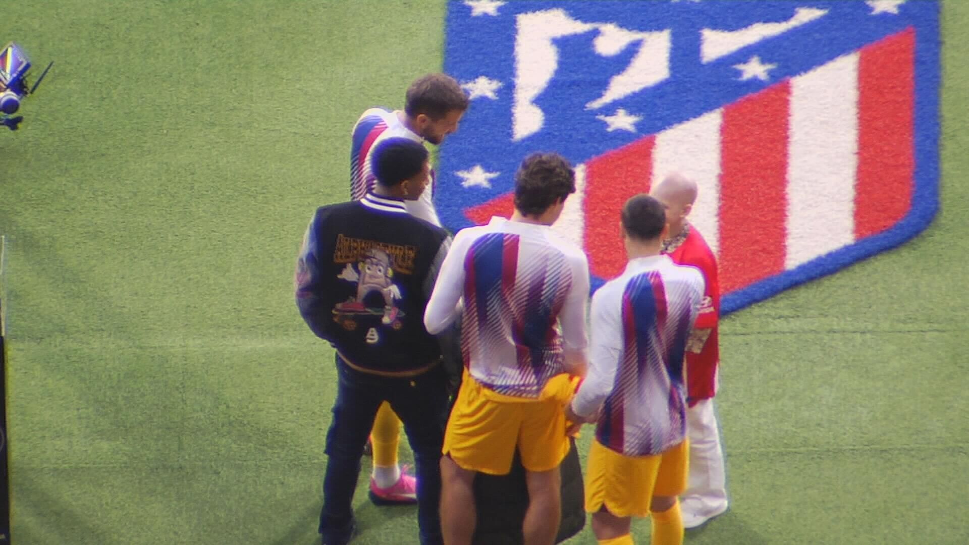 Los jugadores del Barcelona también se acercaron a hablar con María