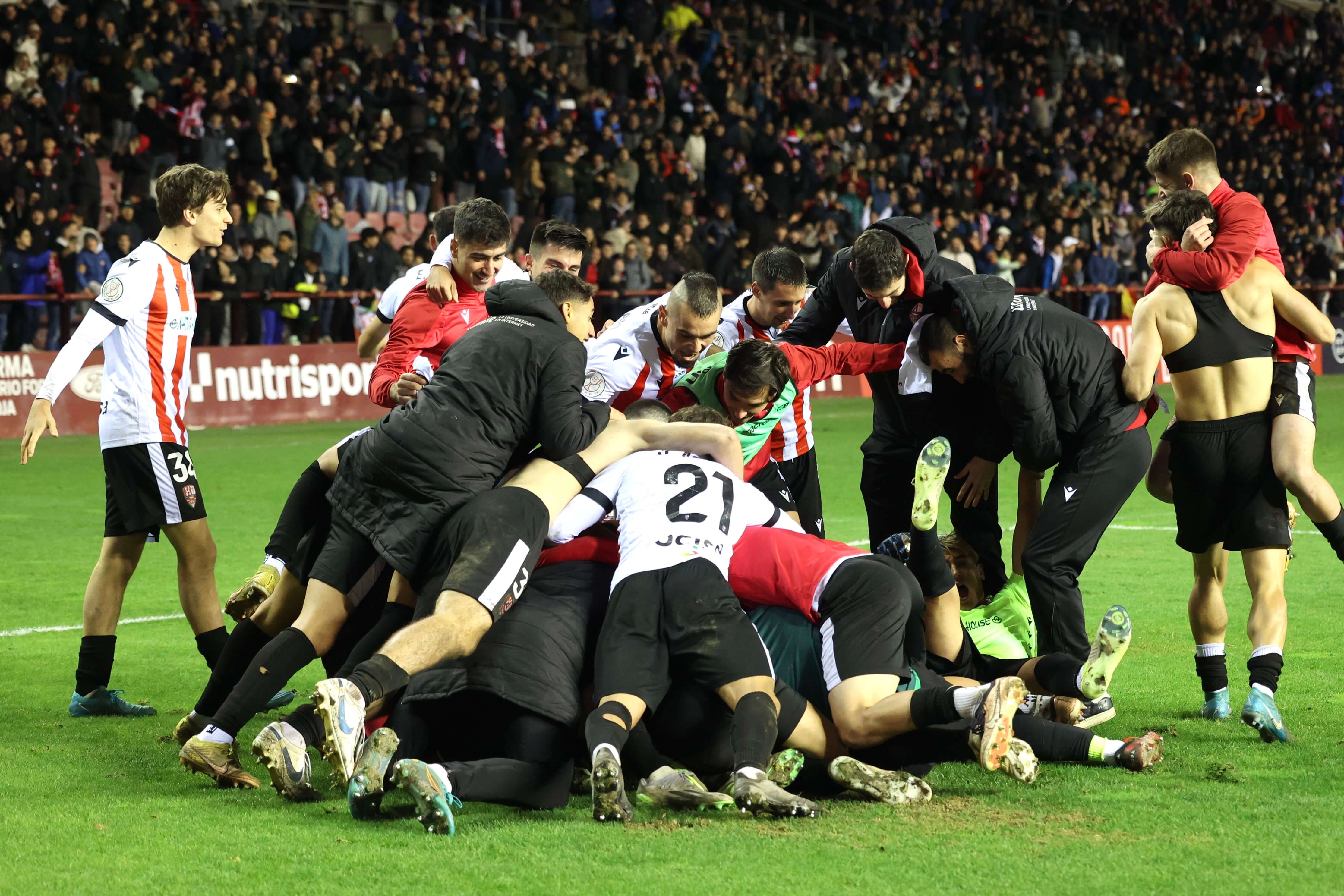 Los jugadores de la UD Logroñés celebran el triunfo ante el Girona en la Copa del Rey.