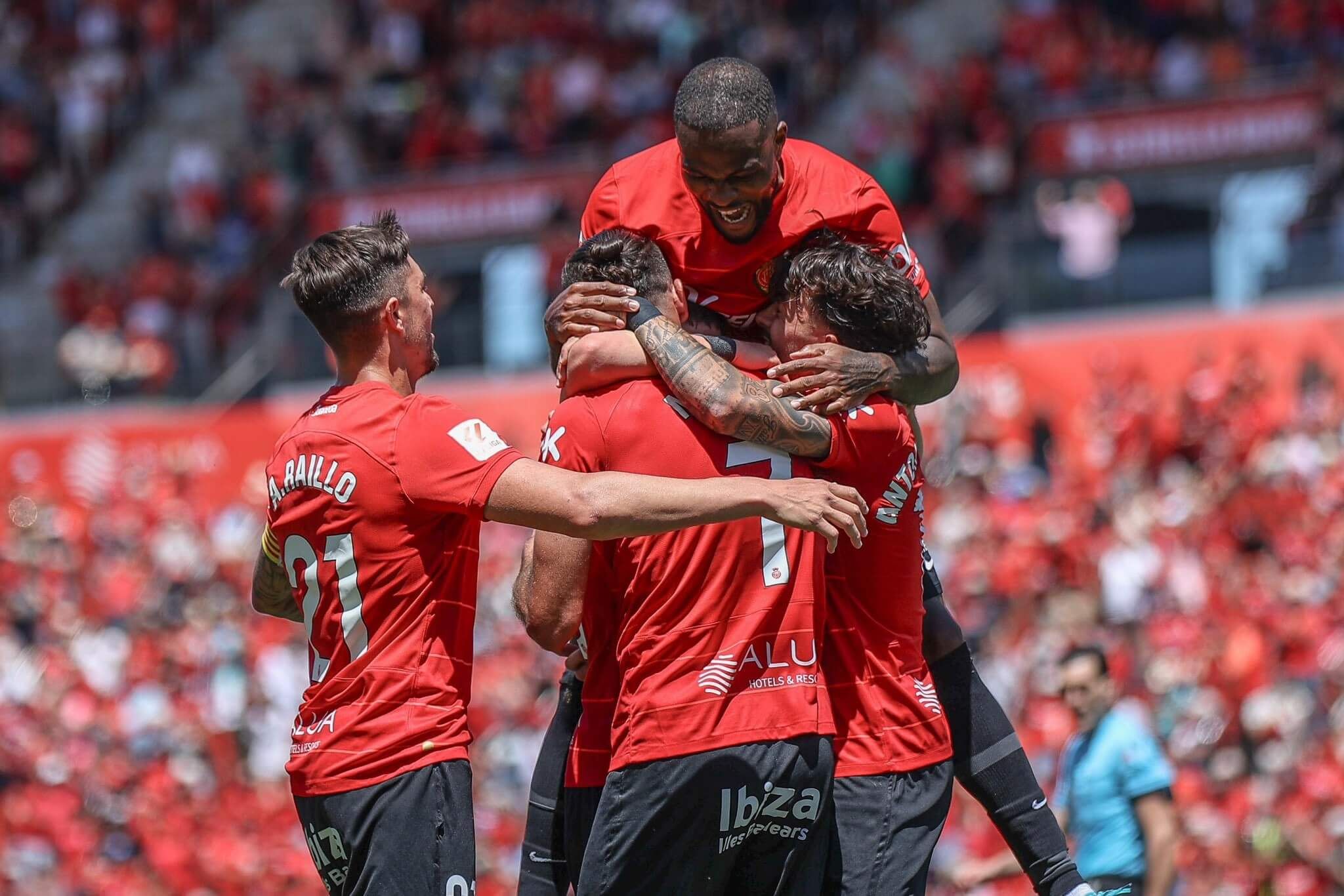  Los jugadores del Mallorca celebran el gol de Gio González.