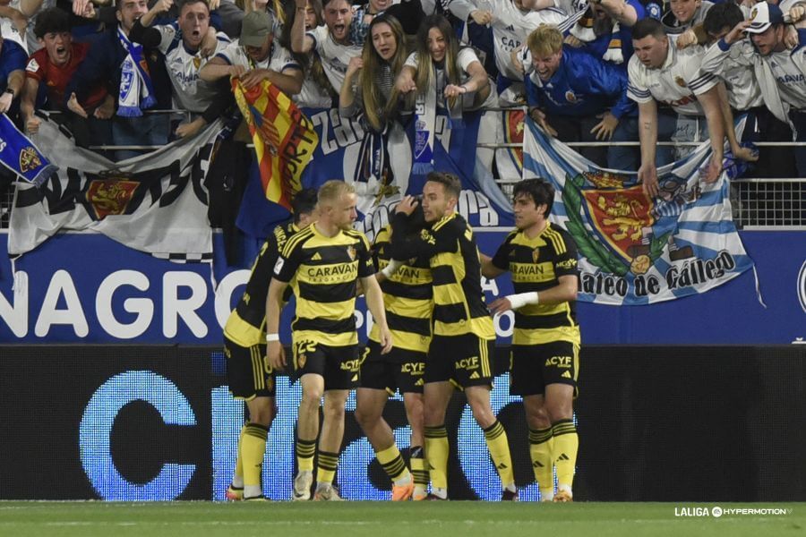  Los jugadores del Real Zaragoza celebran el gol al Huesca.