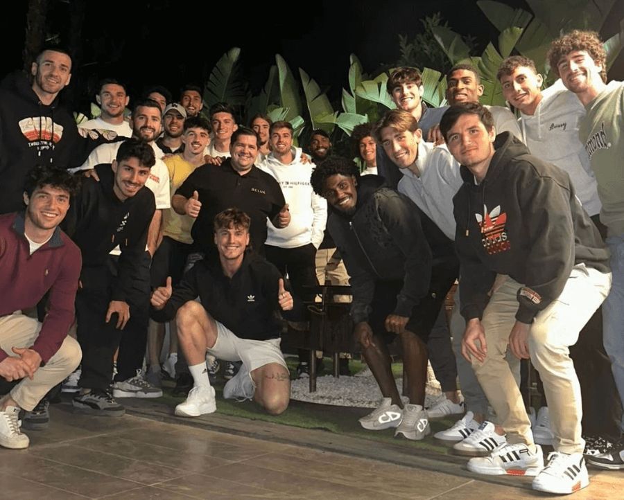Los jugadores del Valencia CF no olvidan las tradiciones: foto de una cena de equipo la temporada pasada.