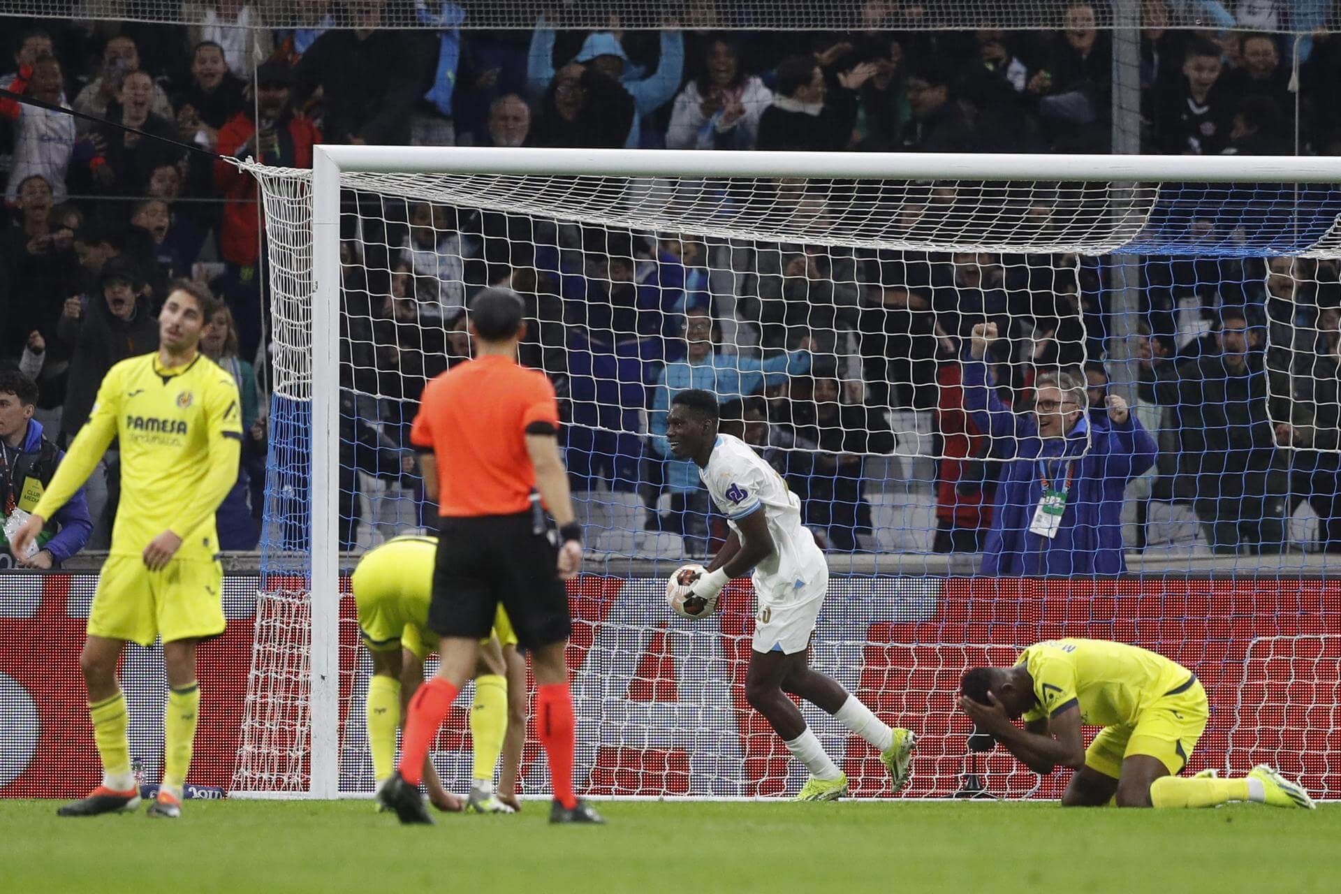 Los jugadores del Villarreal se lamentan ante un gol del Marsella.