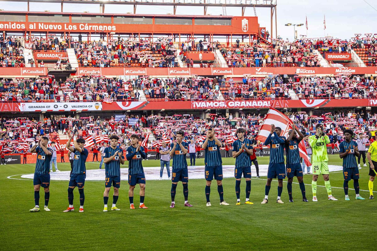 Los jugadores saludan antes del partido ante el Granada CF.