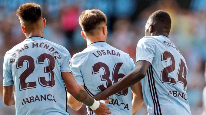 Losada recibe la felicitación de sus compañeros tras estrenarse como goleador ante el Real Madrid.
