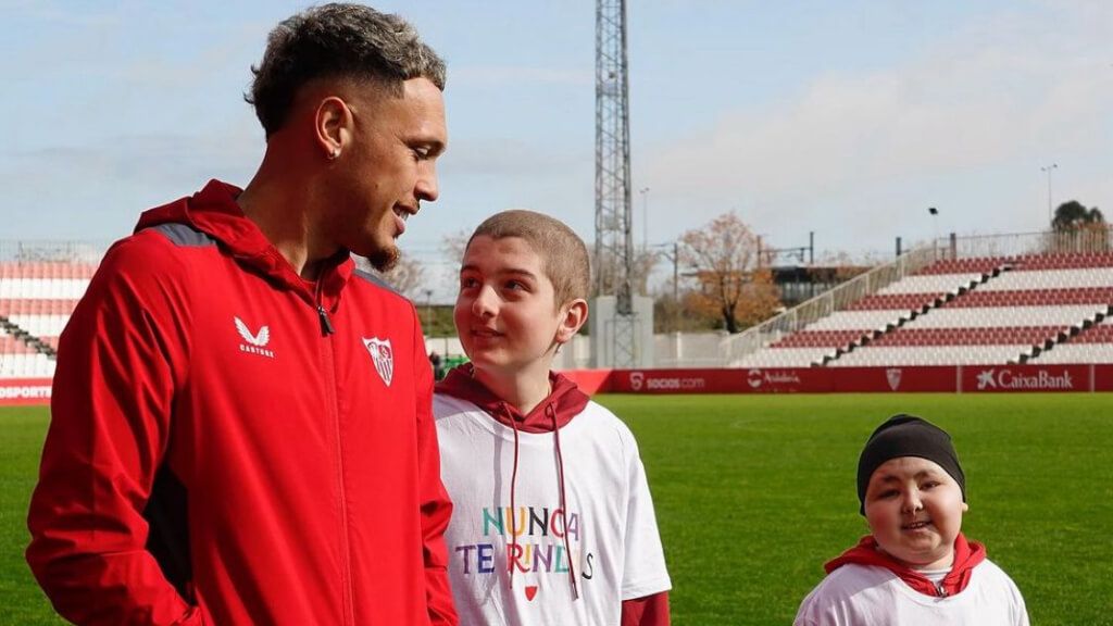 Lucas Ocampos, con dos niños que padecen cáncer en la Ciudad Deportiva José Ramón Cisneros.