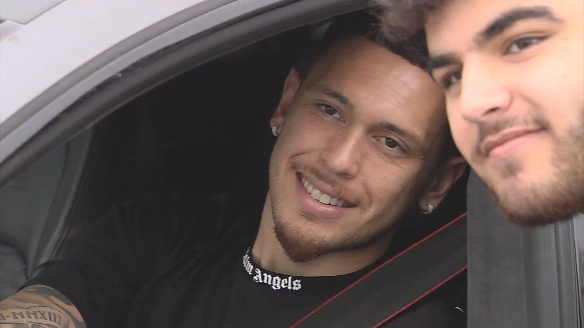 Lucas Ocampos con los aficionados del Sevilla