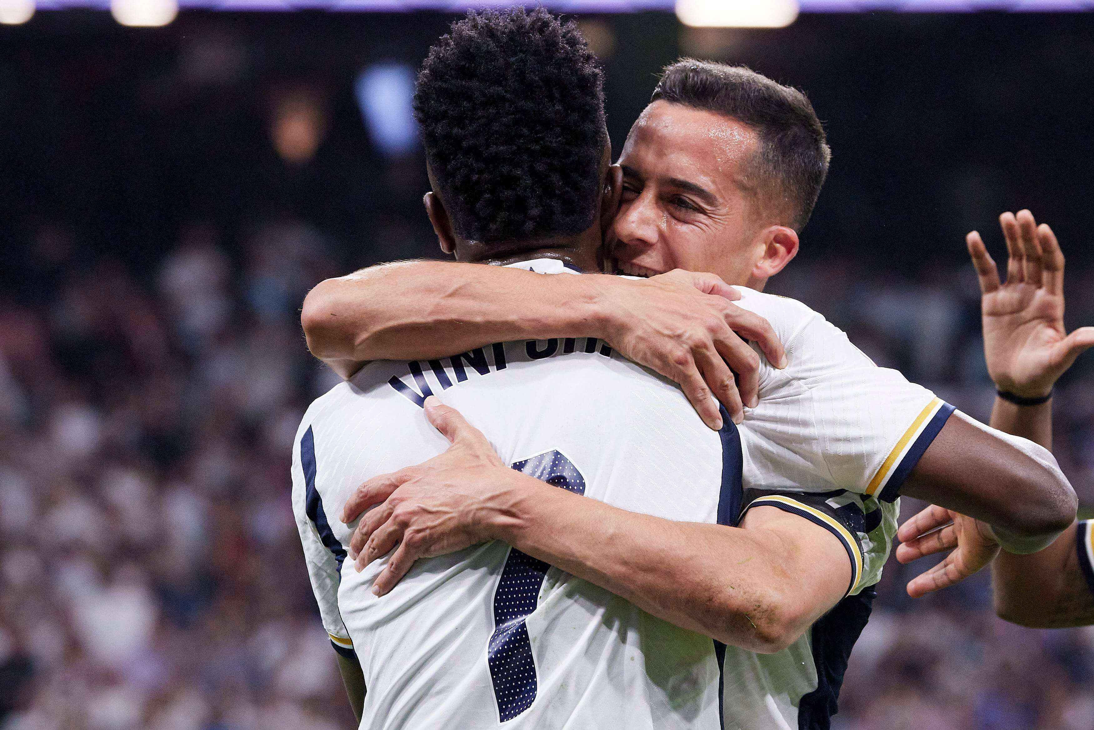  Lucas Vázquez y Vinícius celebran un gol en el Clásico.