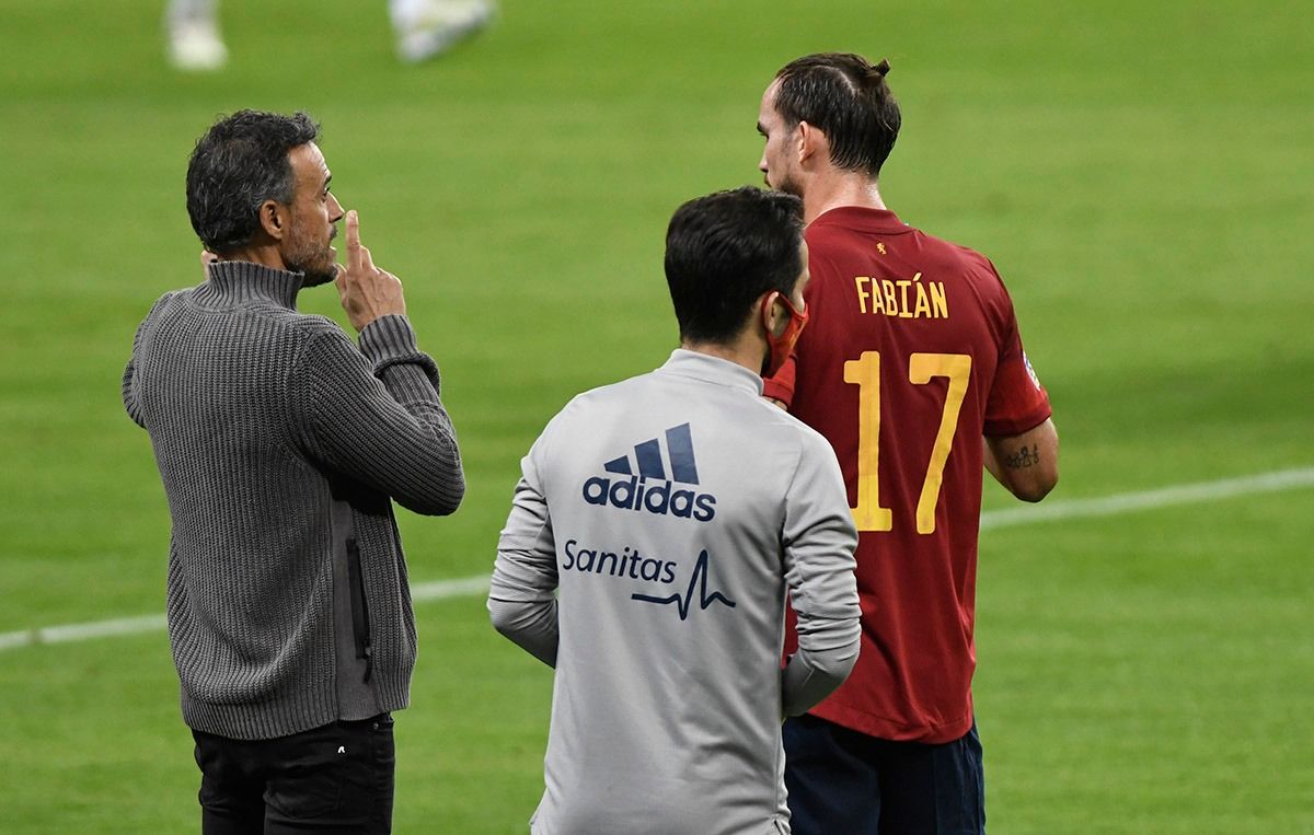  Luis Enrique da instrucciones a Fabián durante el España-Alemania de la Nations League.