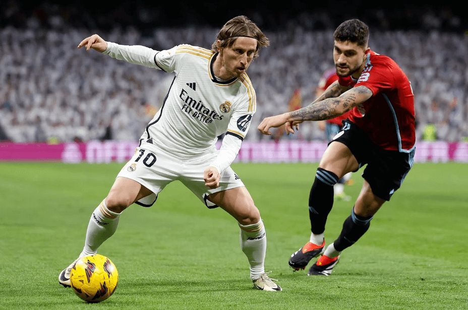  Luka Modric cinduce un balón en el Real Madrid-Celta.