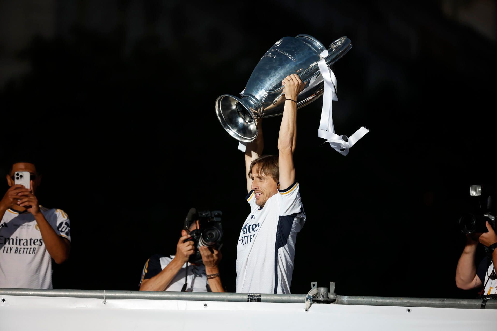  Luka Modric levanta la Champions en la fiesta del Bernabéu.