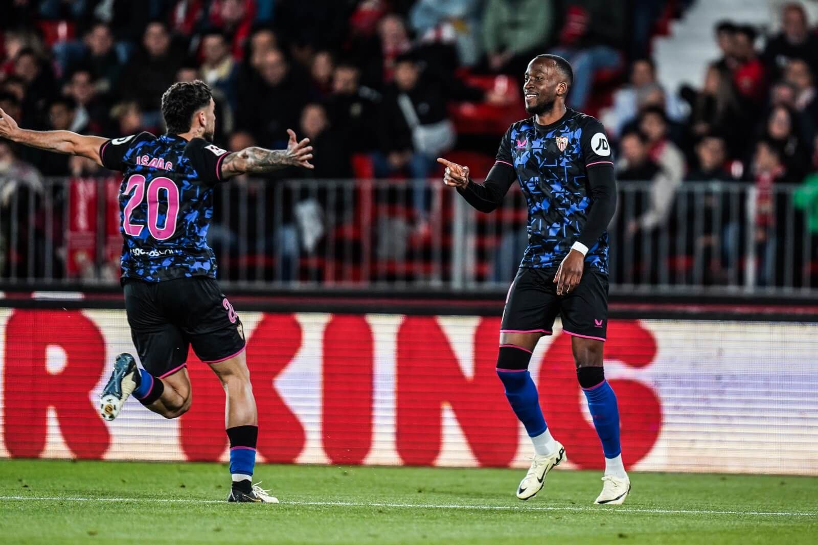 Lukebakio celebra su gol en Almería.