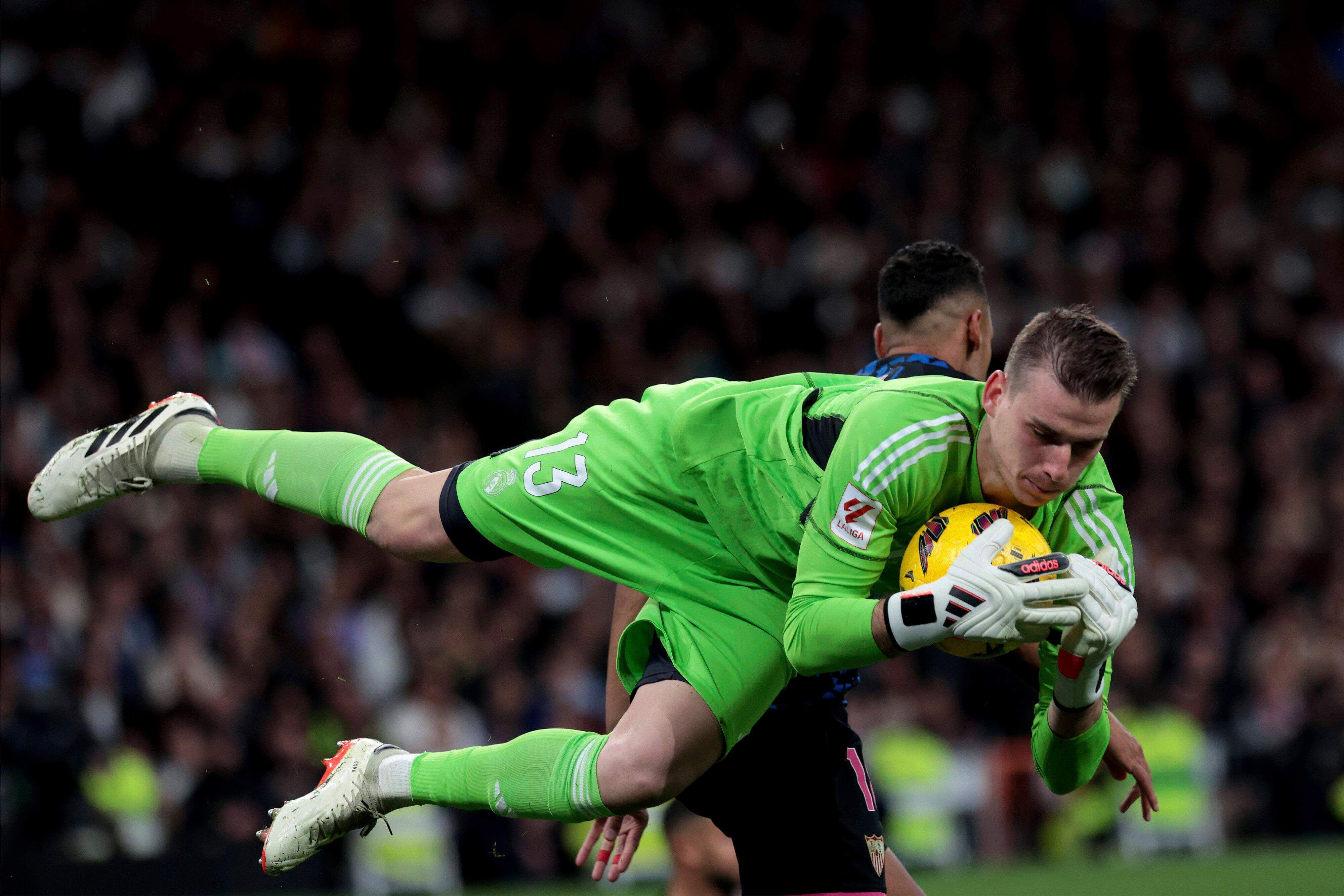 Andriy Lunin atrapa el balón en el Real Madrid-Sevilla.