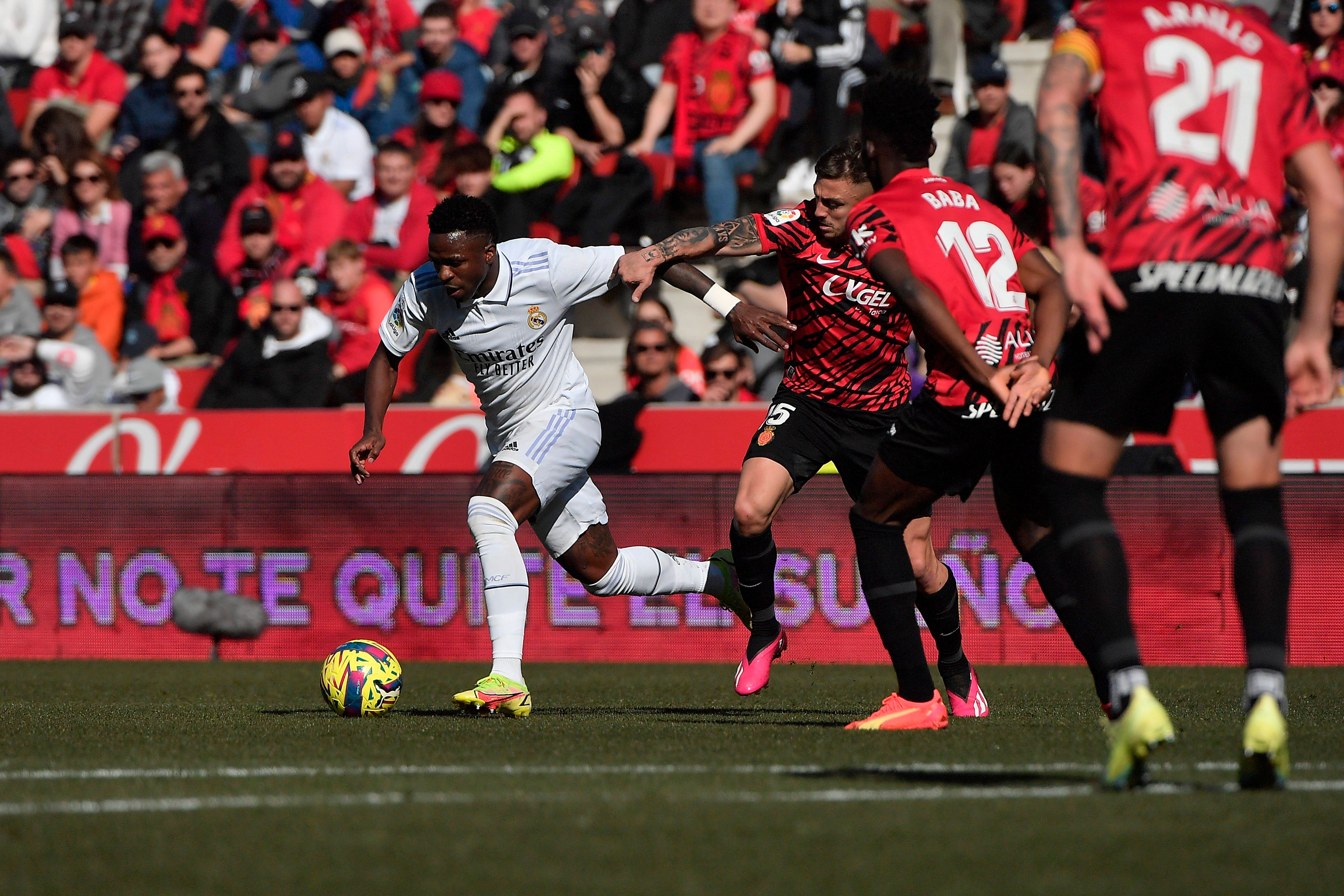 Maffeo agarra a Vinícius en una jugada del Mallorca-Real Madrid (FOTO: Cordón Press).