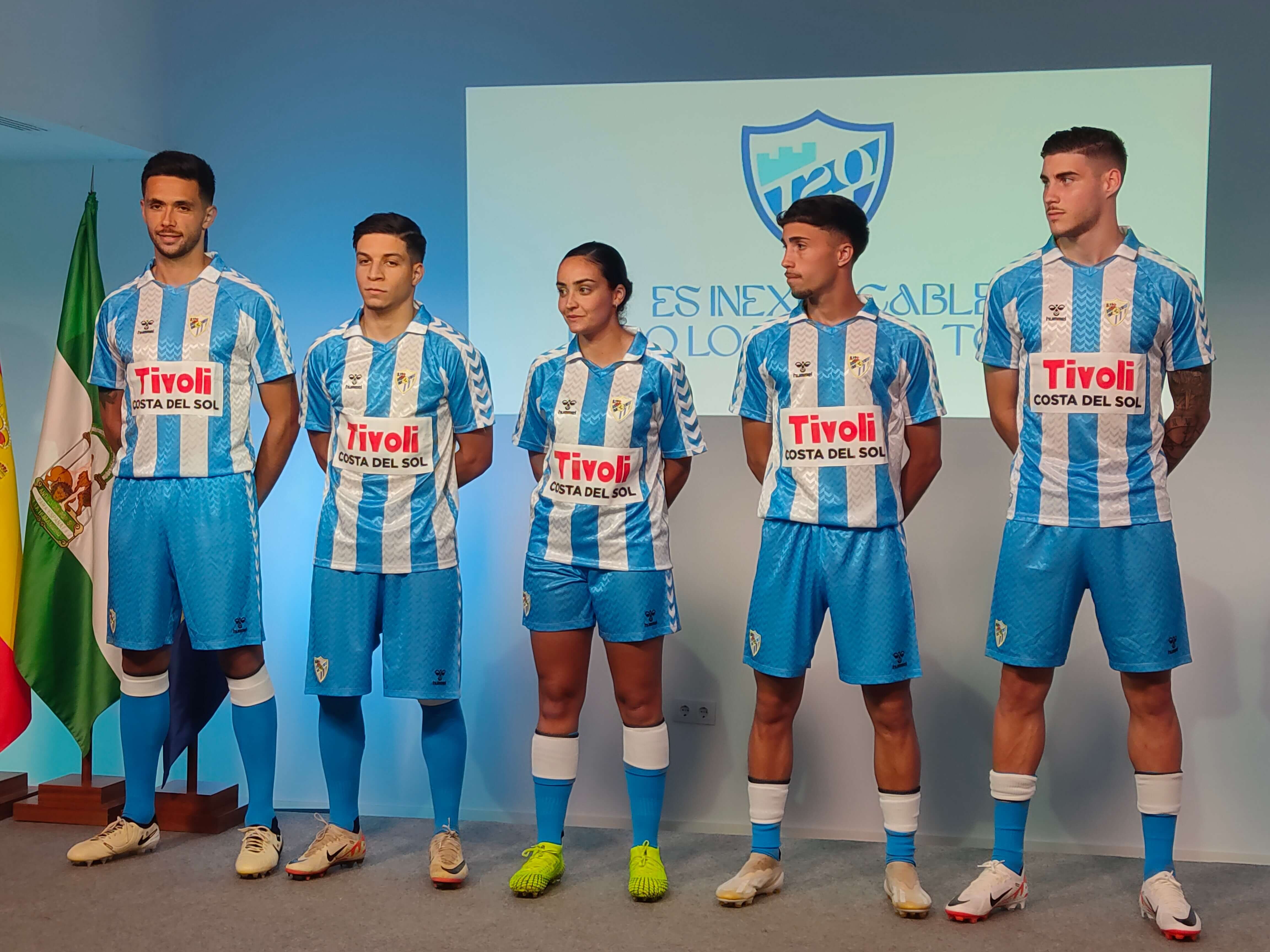 Nelson, Haitam, María Farfán, Larrubia y Roberto lucen la camiseta inspirada en el CD Málaga de Juanito. (A.F.L.)
