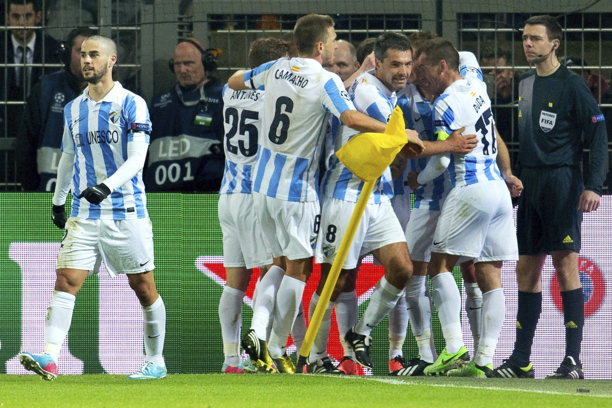  Los jugadores del Málaga celebran un gol al Borussia en Champions.