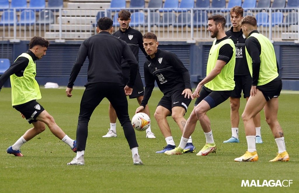  Cufré, en el centro, junto a otros jugadores del Málaga en un entrenamiento en La Rosaleda en 2021.