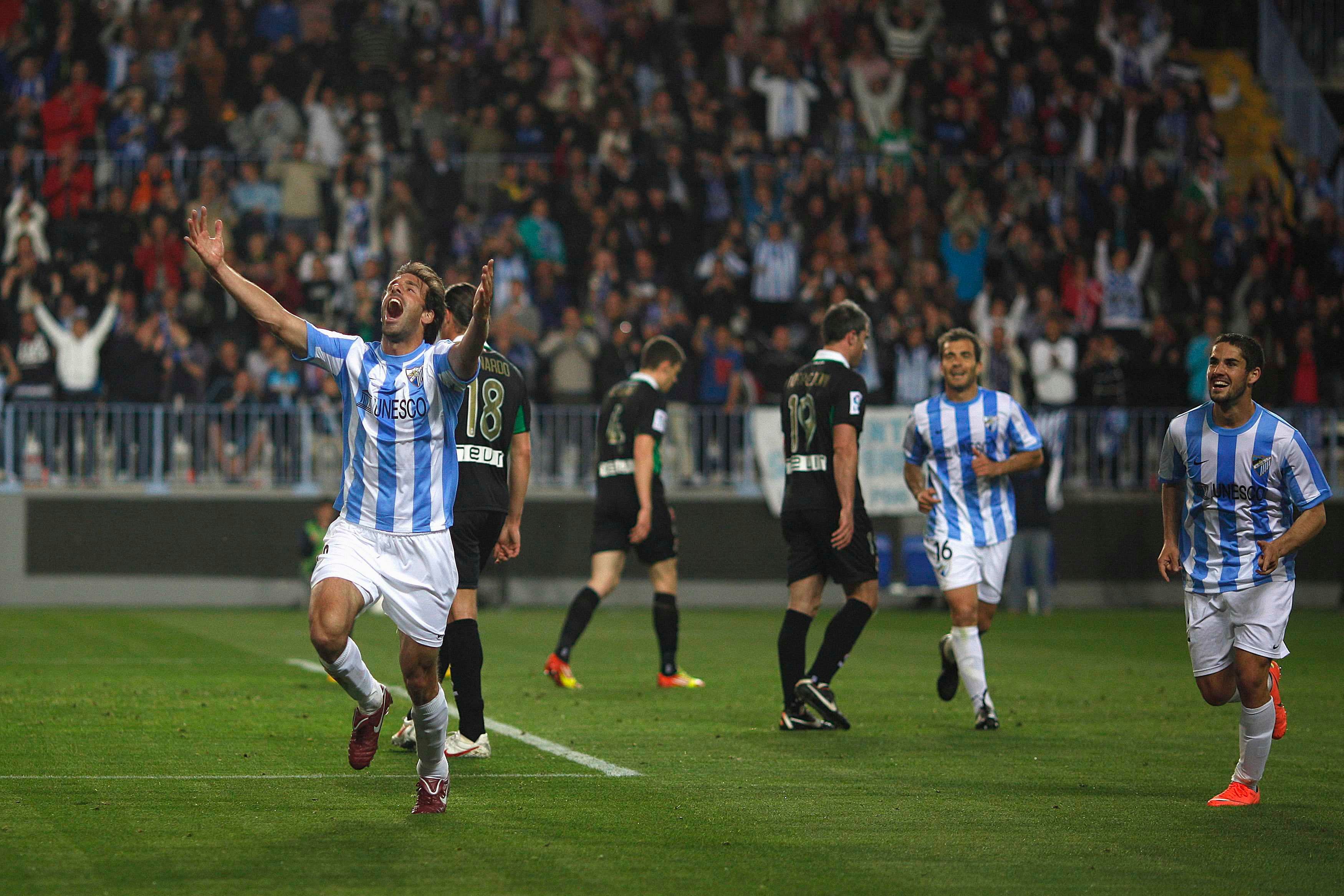 Van Nistelrooy celebra uno de sus goles con el Málaga.