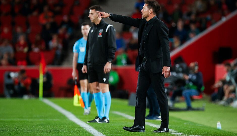  Simeone da instrucciones durante el Mallorca-Atlético de Madrid.