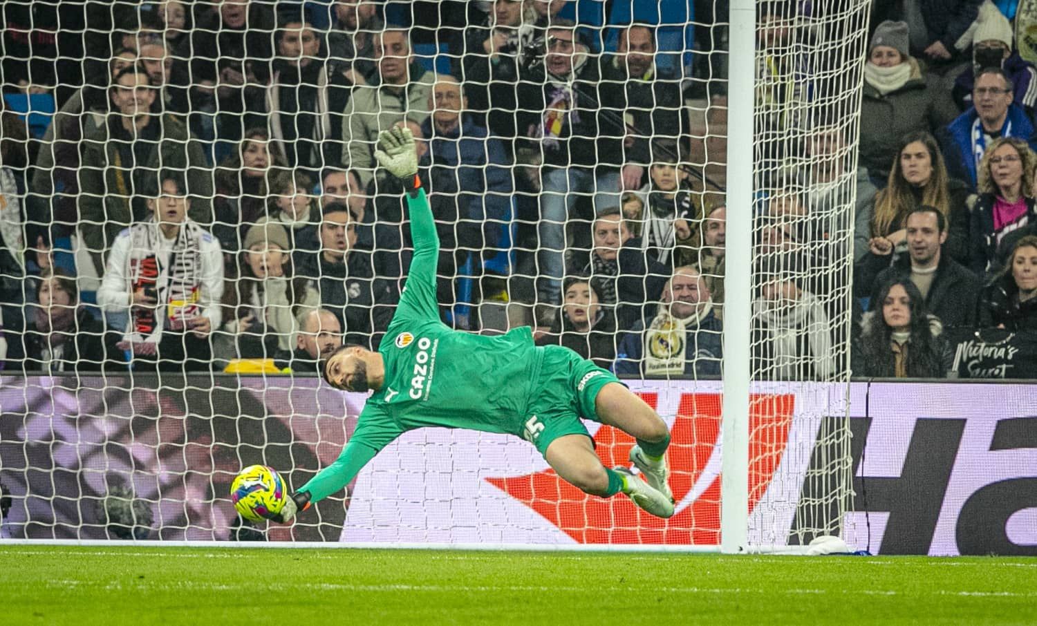  Girogi Mamardashvili, ante el Real Madrid la pasada temporada.