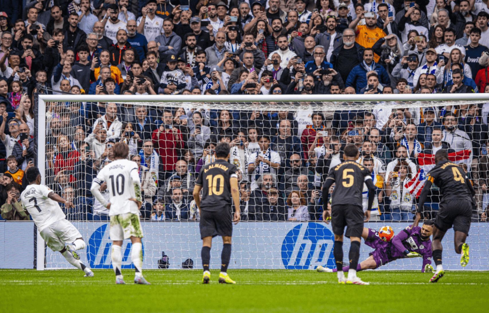  Mamardashvili para un penalti en el Real Madrid-Valencia