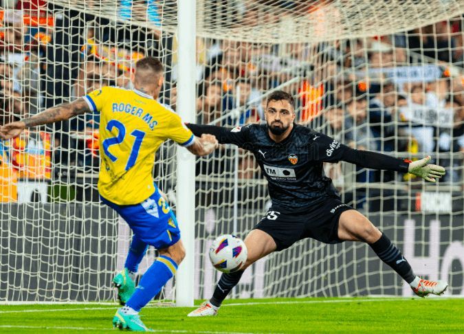  Mamardashvili tapa un disparo a Roger Martí.